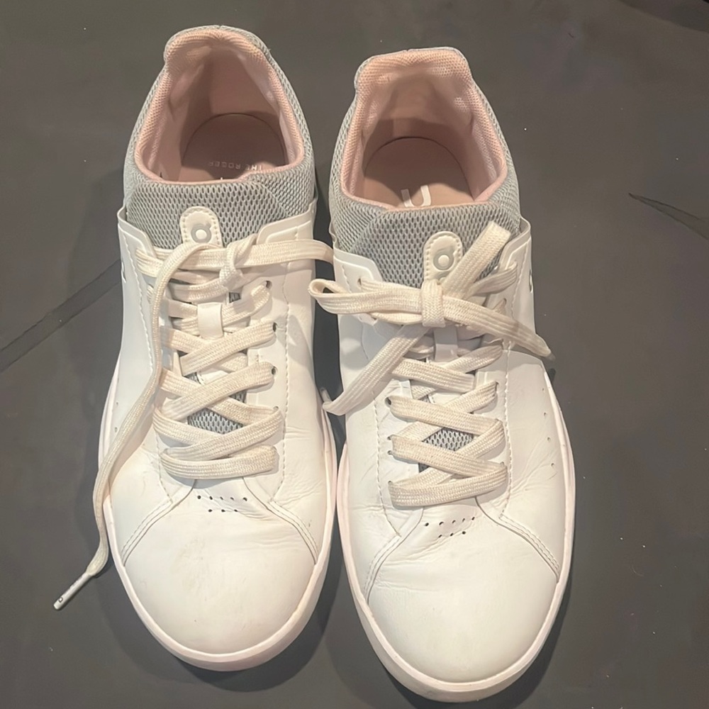 On Running.. the roger.. size 8
